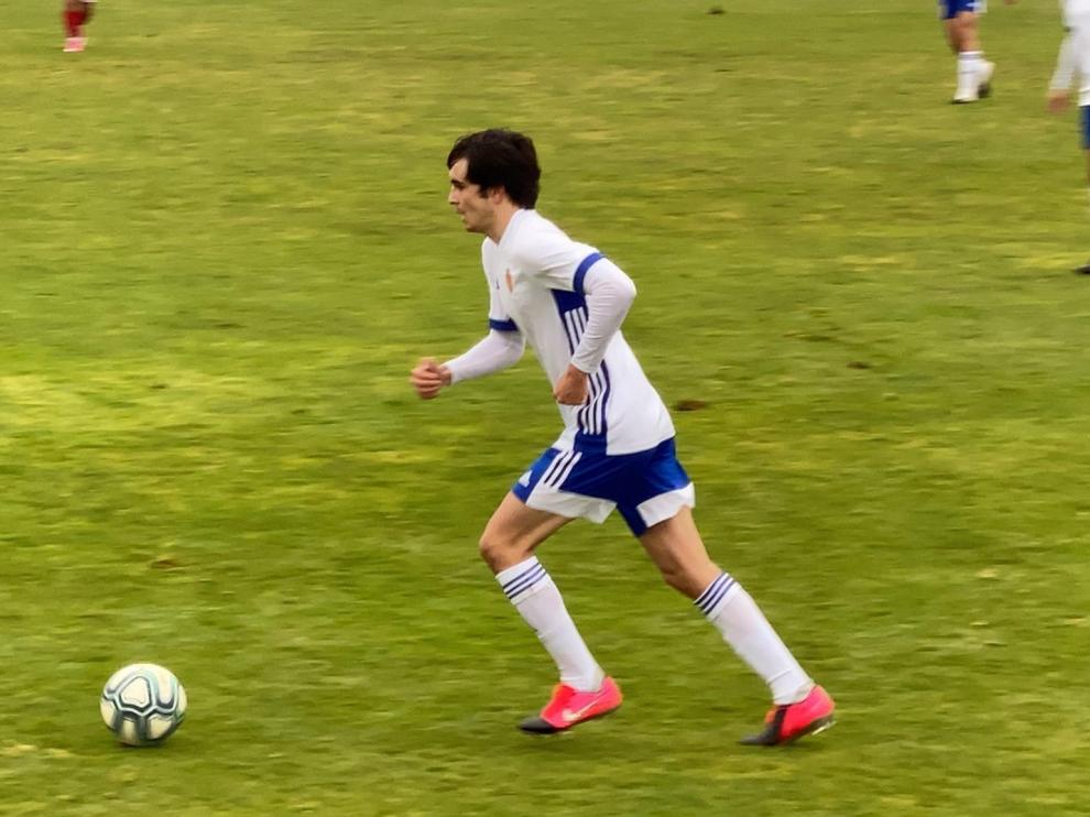 Un jugador del Real Zaragoza controla el balón.