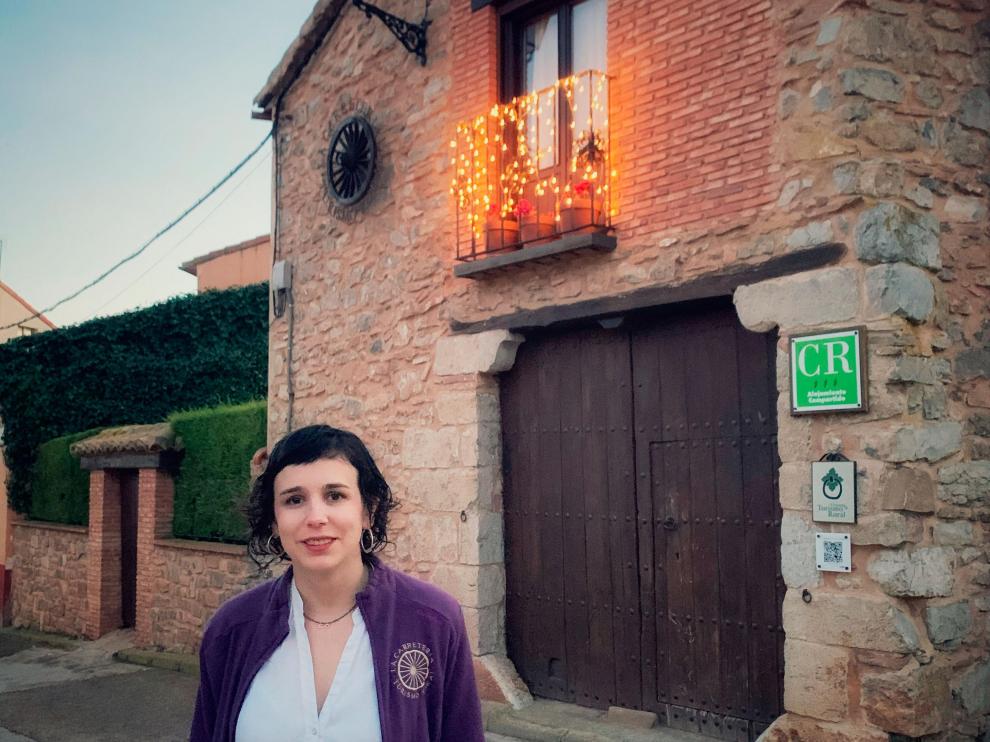 Sara Ros regenta la casa rural La Carretería en Camañas (Teruel)