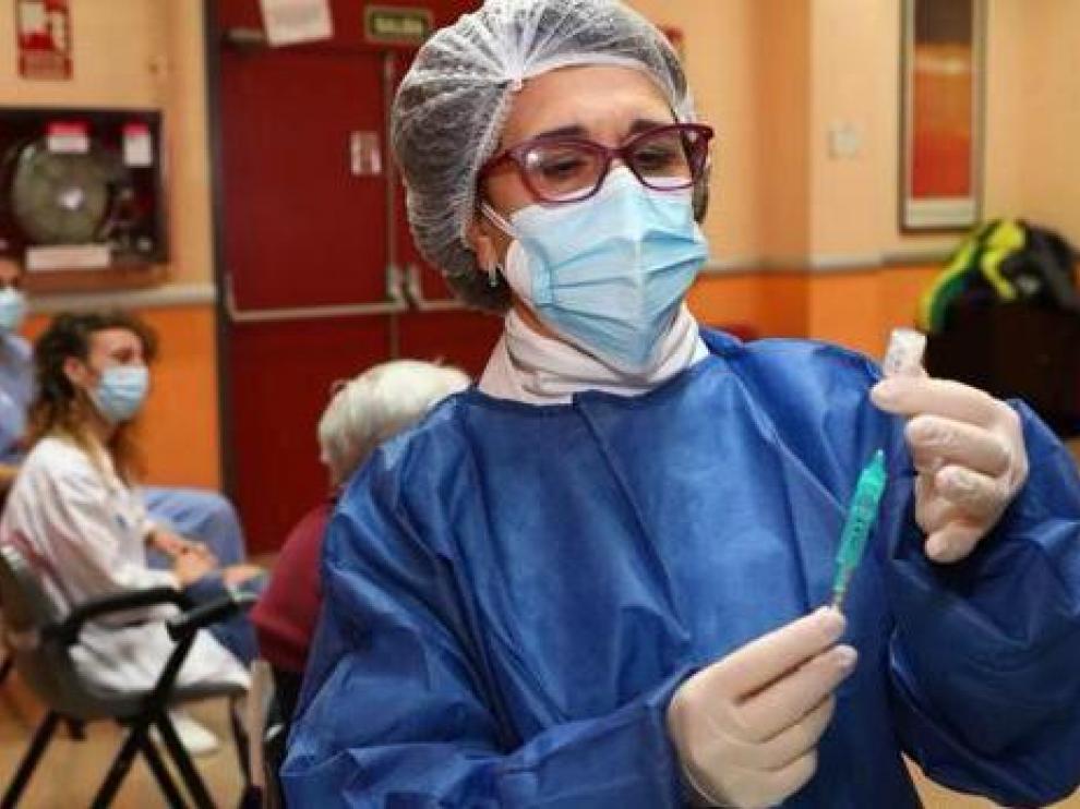 Ana Blasco, con una de las vacunas de Pfizer que ha administrado en la residencia Romareda.