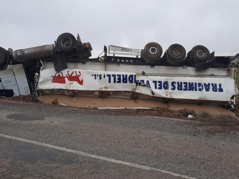 El vuelco de un camión entre Peralta y Berbegal, tercer accidente en la misma curva en tres meses