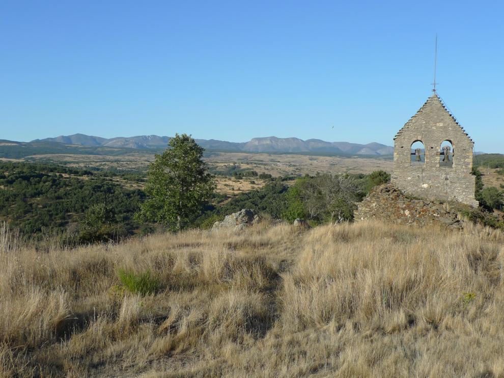 Castro de la Lomba pequeña villa perteneciente a Riello (Omaña, León) afectada por el fenómeno de la despoblación.