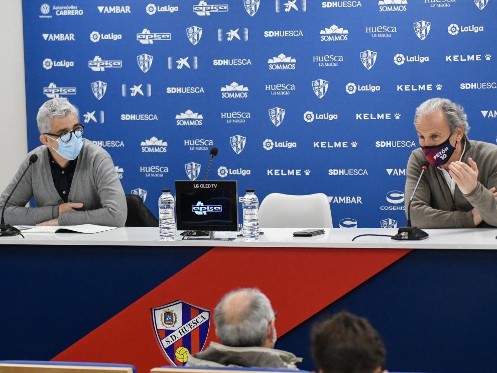 José Alberto Andrés y José Antonio Martín, 'Petón', en la presentación del futuro museo de la SD Huesca.