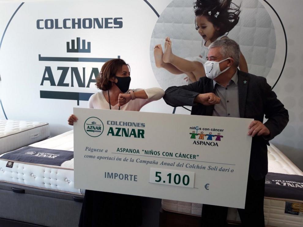 Carmen Cabeza hace entrega de un cheque de 5.100 euros al gerente de Aspanoa, Juan Carlos Acín.