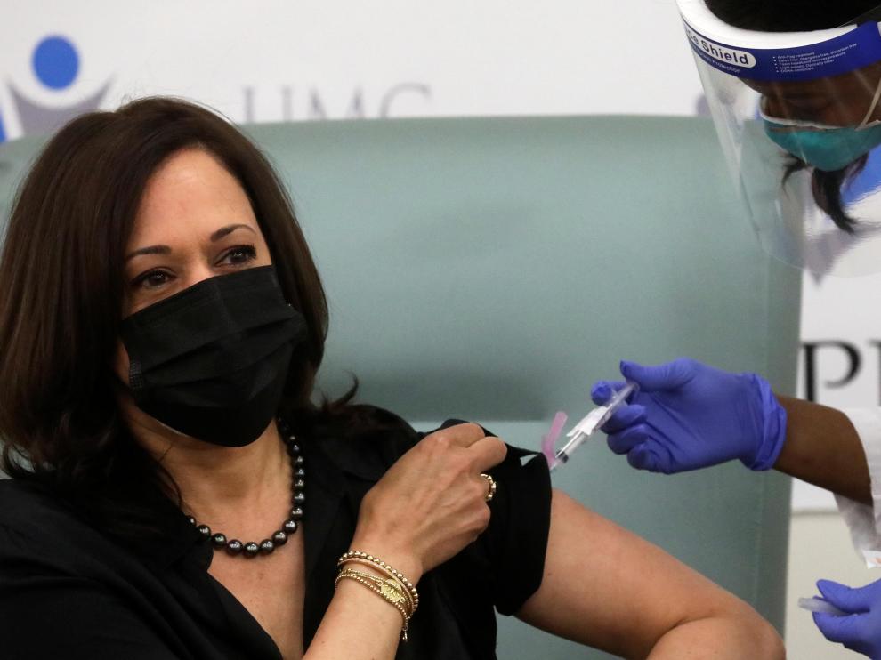 Kamala Harris recibe la vacuna contra la covid.