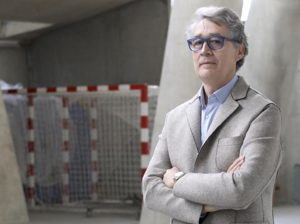 Pachi Giné, presidente del Club Balonmano Huesca, en el Palacio de los Deportes.