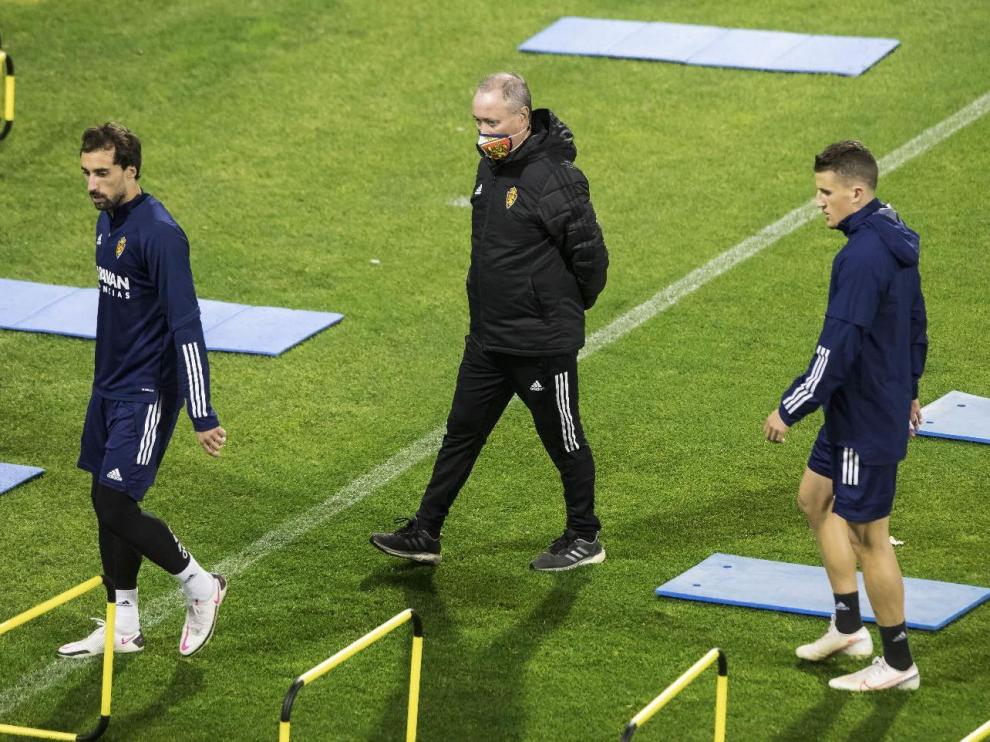 Eguaras y Nieto, junto a Jim, en el entrenamiento último del Real Zaragoza.