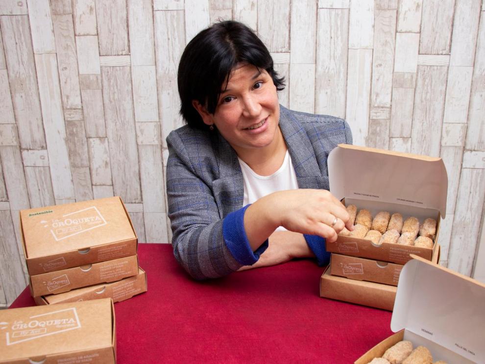 Avi Lalueza promociona sus nuevas croquetas ecológicas en el Matadero de Huesca este sábado.