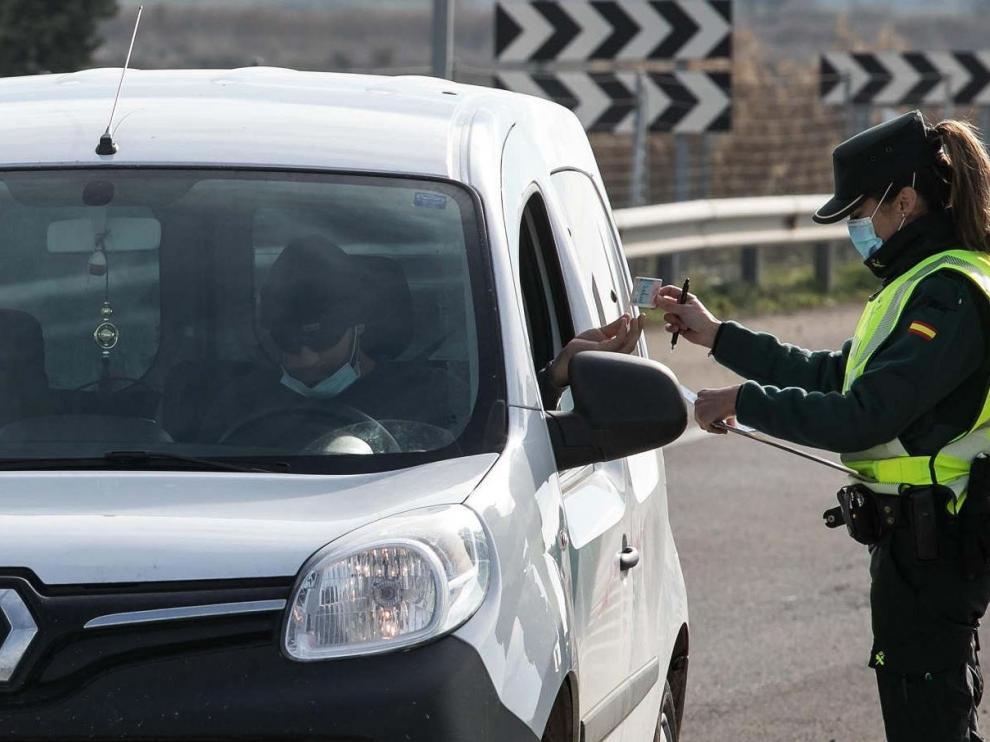 Control de la Guardia Civil en Ontinar del Salz en Zaragoza.