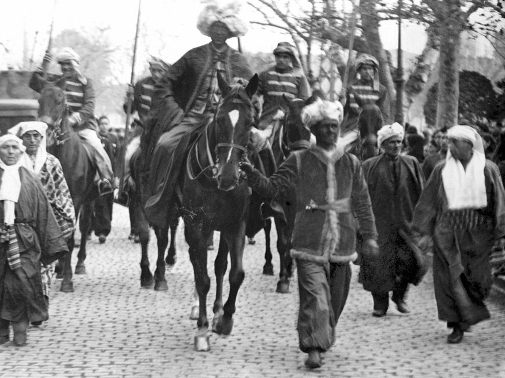 Baltasar y su séquito, en la cabalgata de los Reyes Magos de Zaragoza, en 1939