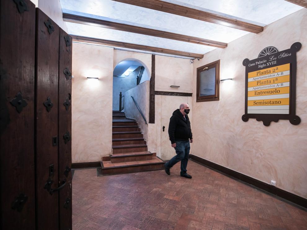 Pepe Juste, en la entrada de los Apartamentos Zaragoza, en el Coso.
