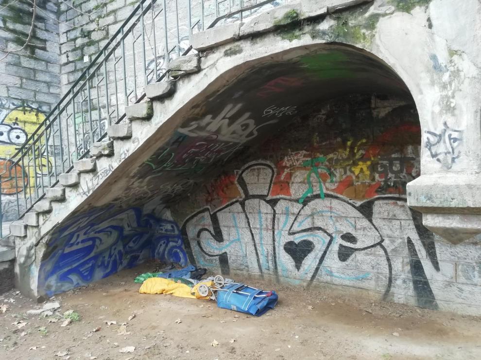 Un improvisado refugio bajo las escalera. Dos pantalones vaqueros gastados, dos ‘jerseys’ y una sudadera, ese era todo el ‘ropero’ de Víctor Manuel. Su ropa fue localizada bajo las escaleras del puente de los Gitanos, su particular refugio. Allí dejó toda su herencia: un viejo carro, un saco de dormir y un cepillo de dientes.