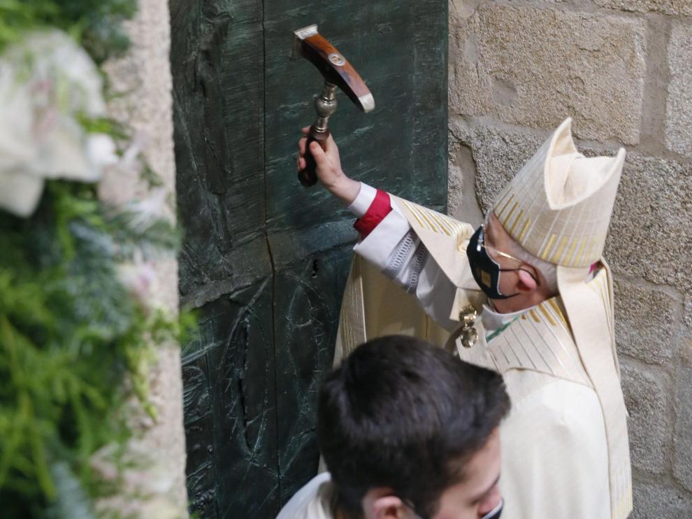 El arzobispo de Santiago Julián Barrio, abre la Puerta Santa de la catedral de Santiago para dar paso al Año Jubilar y al Xacobeo 21