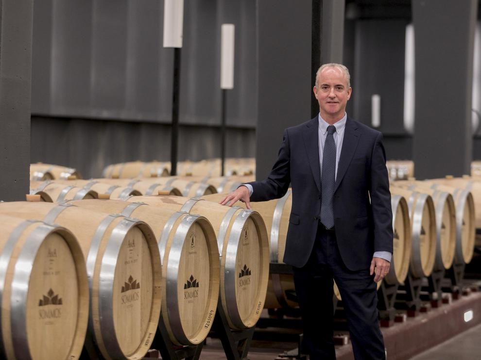 Jorge Costa, junto a unas barricas de vino de la Bodega Sommos de Barbastro, una de las empresas del Grupo Costa.