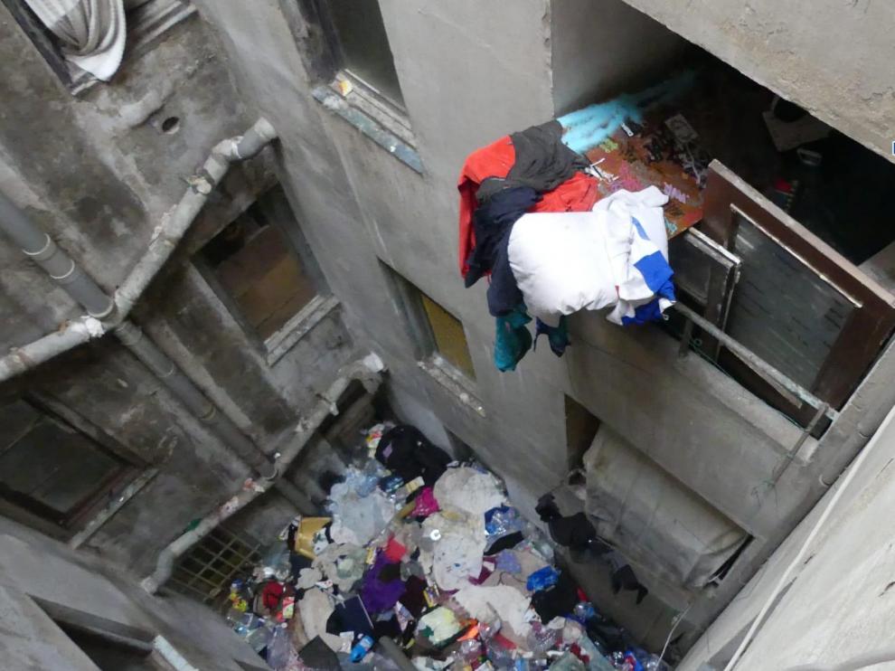 Así estaba el patio del edificio okupado en la avenida de Goya.