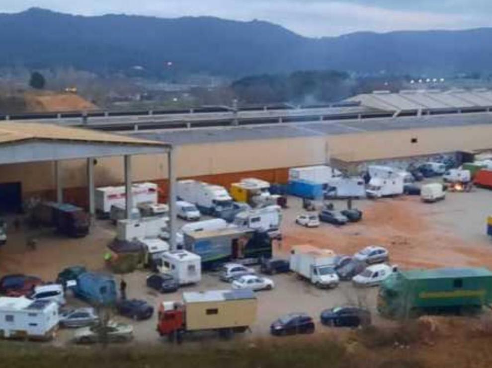 Decenas de coches y furgonetas en la zona donde se celebra la fiesta.