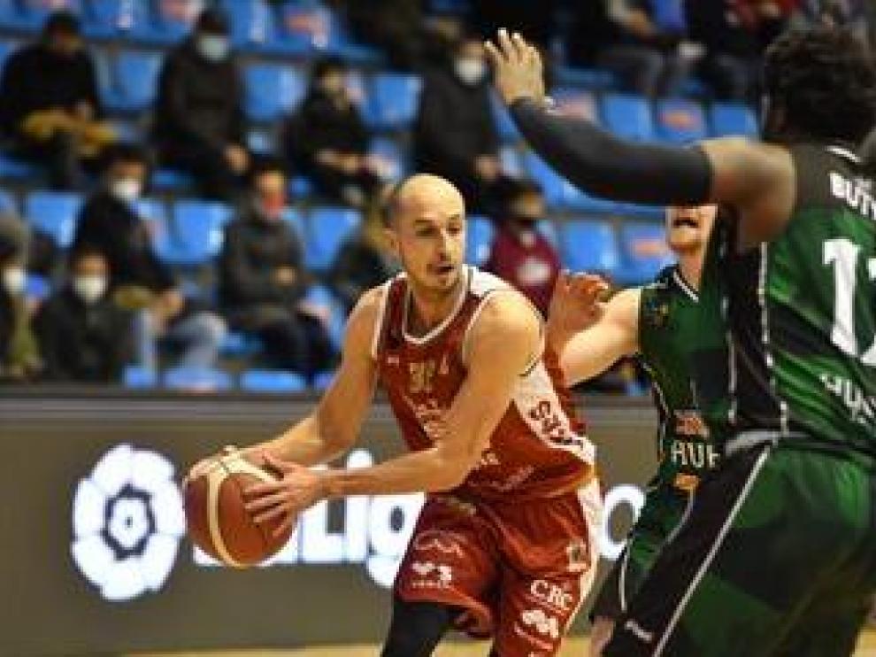 Butler, del Levitec Huesca, tapa la línea de pase de Álex Hernández, del Real Murcia.