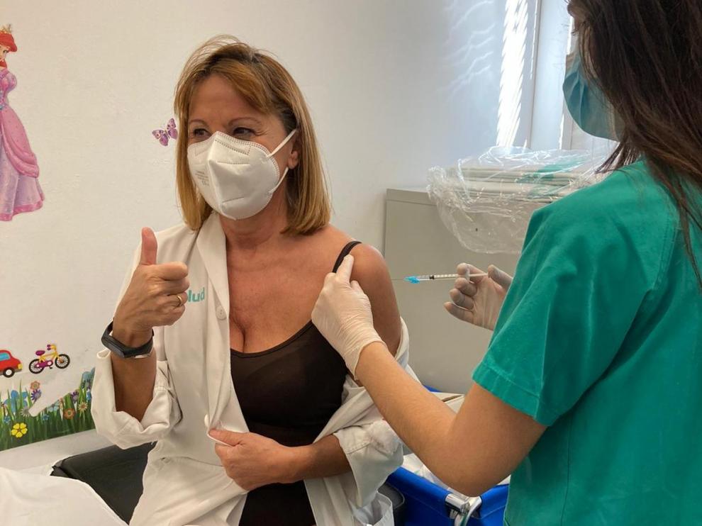 La presidenta del Colegio Oficial de Enfermería de Zaragoza, Teresa Tolosana, recibe la primera dosis de la vacuna contra la covid-19