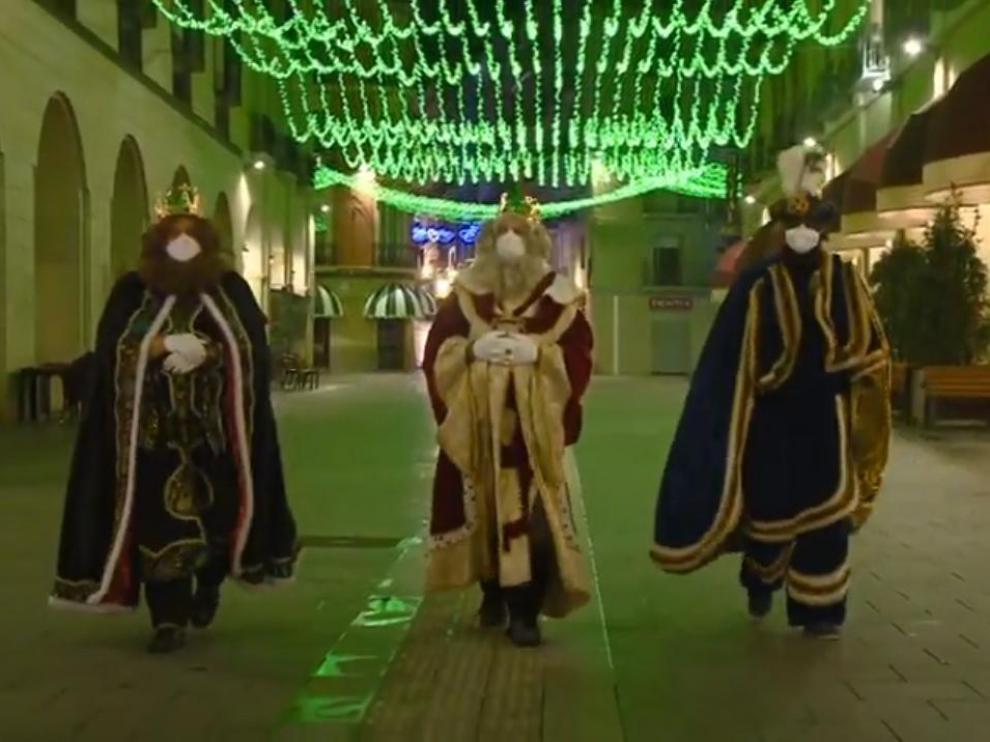 Los Reyes Magos paseando por unos Porches de Galicia vacíos.