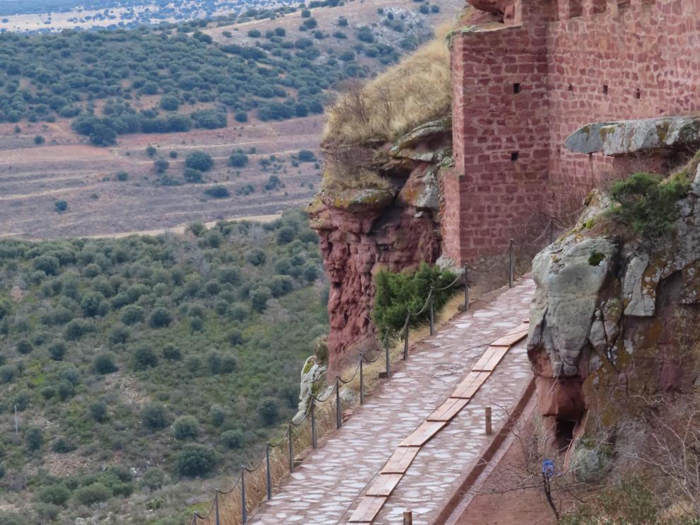 El castillo de Peracense se ha renovado y se han realizado excavaciones arqueológicas en el despoblado medieval junto a él.