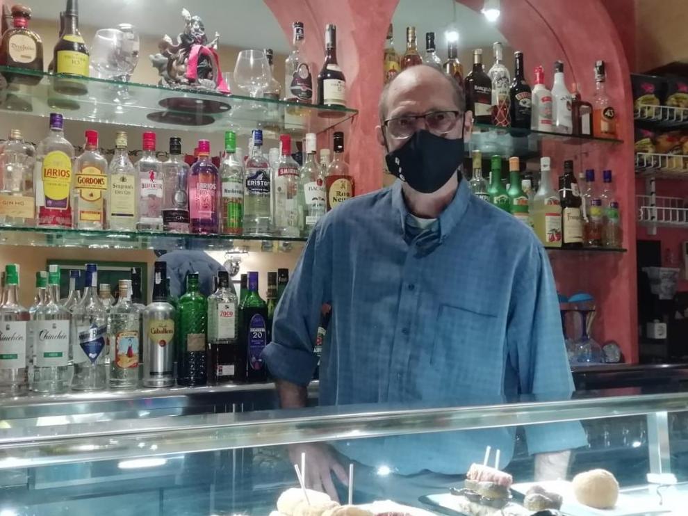 Mariano Ríos, en el bar Riga de Alagón
