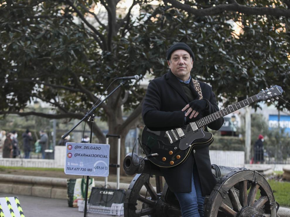 IK Delgado, vocalista y compositor del grupo de rock alternativo Karma 13, en la Glorieta Sasera de Zaragoza.
