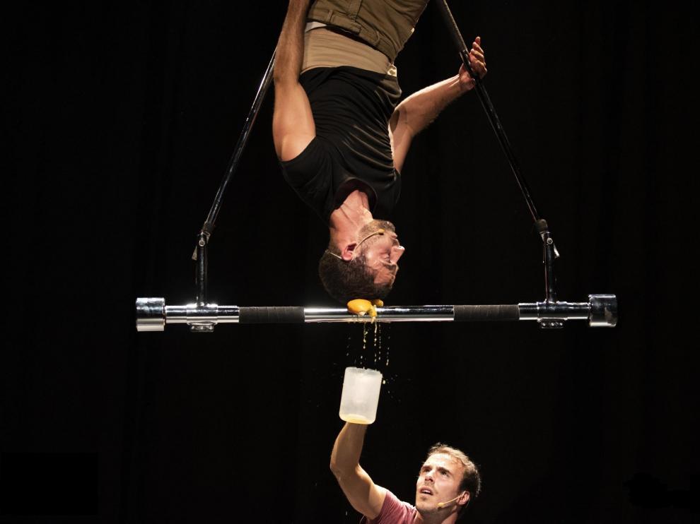 Un momento del espectáculo 'Infinit', en el que participa Daniel Esteban (en la parte inferior) y que se presenta este viernes en el Teatro de las Esquinas