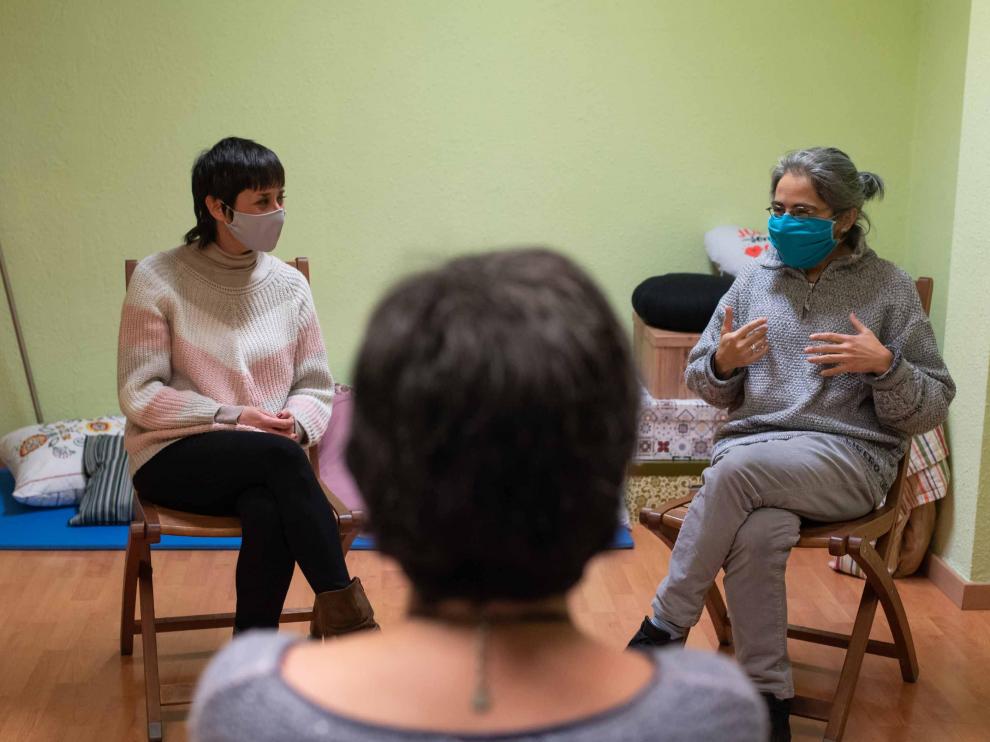 Noelia Díaz, derecha, e Isabel Fraile hablan con María Jesús, que sufre trastornos de pánico, en la sede de la asociación Capaz en Zaragoza.