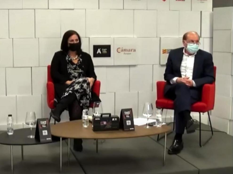 Juan Patricio Pérez, Carmen Urbano y Félix Longás durante la celebración de la mesa redonda.