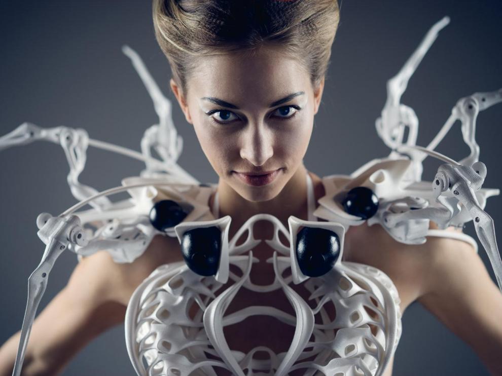 Uno de los modelos robóticos de la científica y diseñadora de moda Anouk Wipprecht