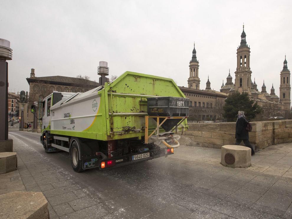 Un camión echa sal en el puente de Piedra de Zaragoza