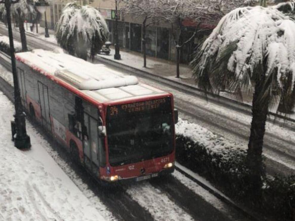Autobús en la nieve en Zaragoza