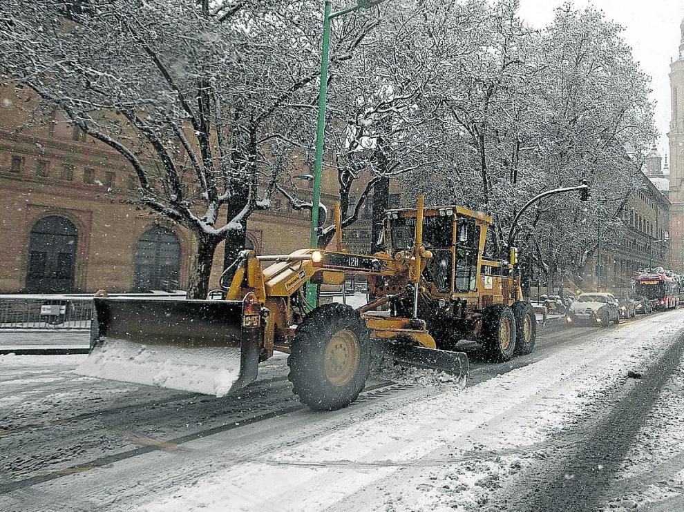 Hasta 36 máquinas trabajaron durante toda la jornada para despejar la nieve dejada por Filomena de las calzadas de Zaragoza