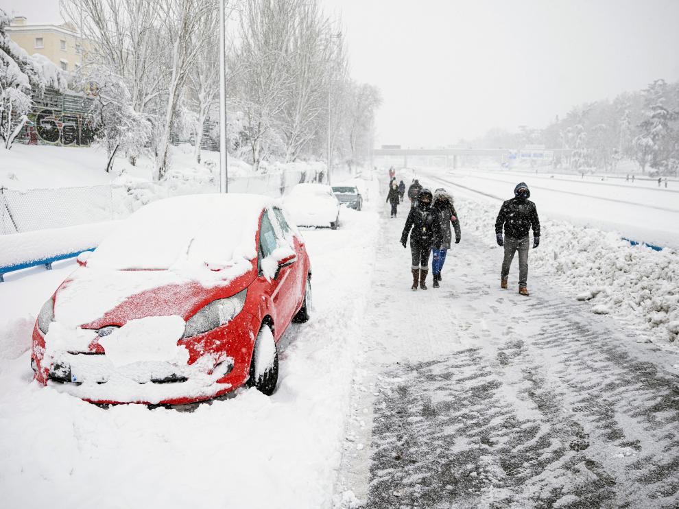 Coches abandonados en la salida de la M30 a Ventas Madrid, este sábado.