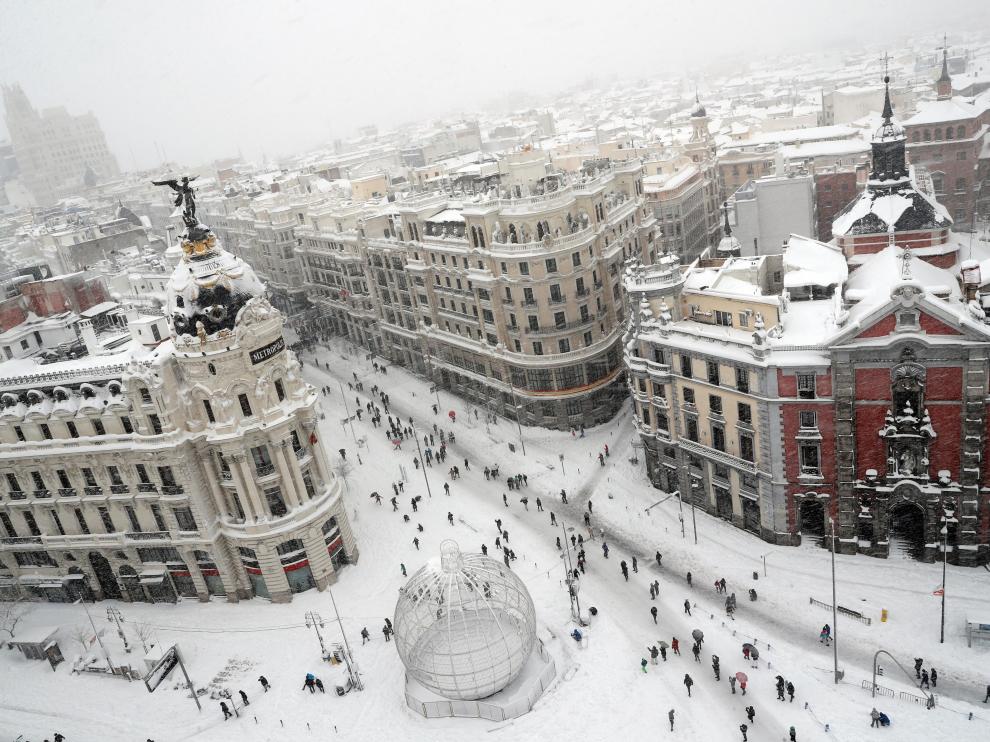 El centro de Madrid cubierto de nieve, este sábado.