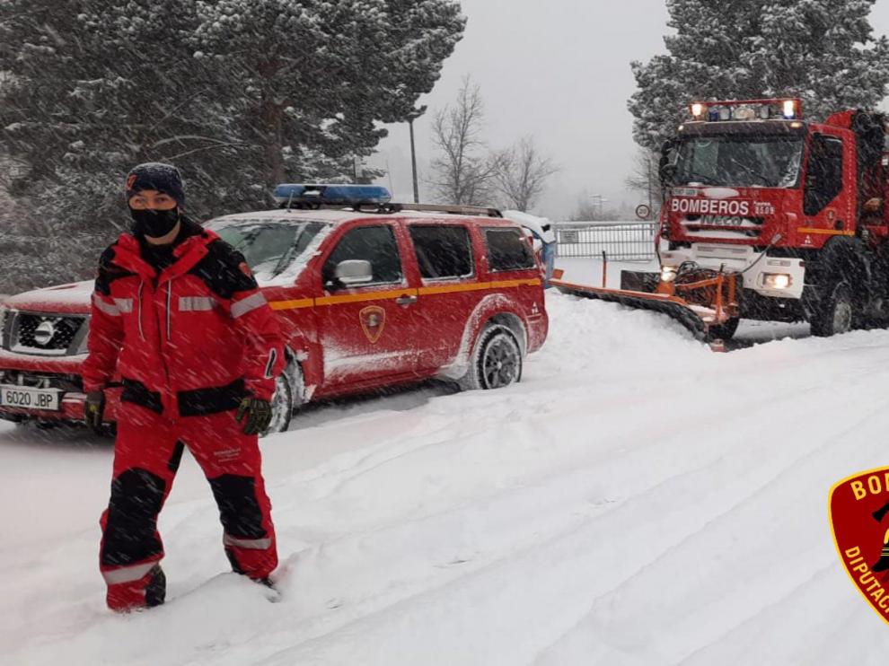 Los Bomberos de la DPZ trabajan en la limpieza de las carreteras afectadas por la borrasca Filomena.
