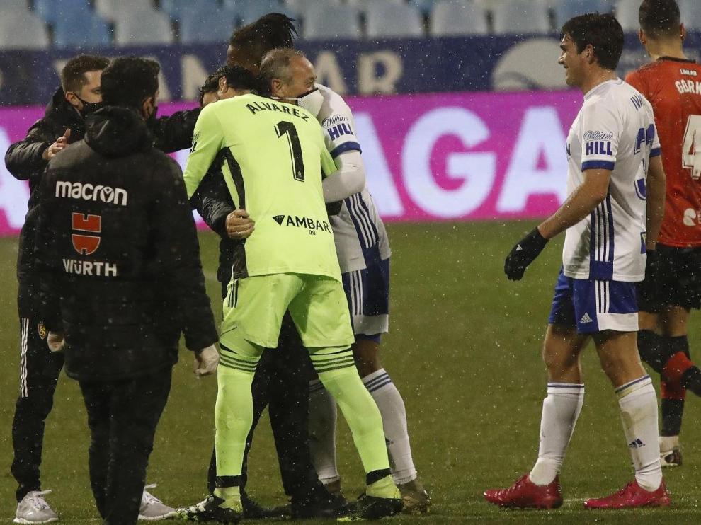 Jim, al finalizar el partido con el triunfo ante el Logroñés, se abrazó bajo la nevada a sus futbolistas uno a uno sobre el césped de La Romareda.