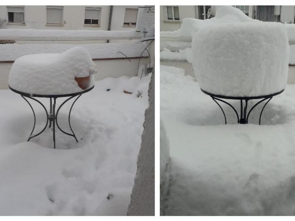 A la izquierda, nieve sobre la mesa de una terraza en Andorra en la borrasca Filomena. A la derecha, la misma mesa tras el paso de Gloria.