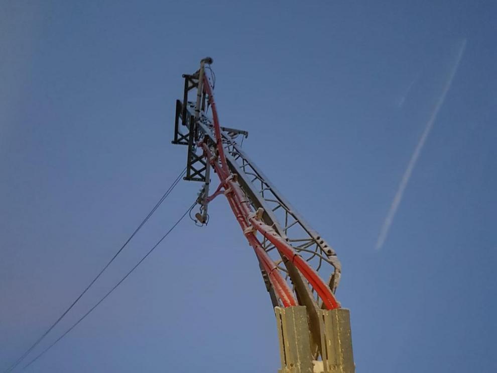 Daños en una torre eléctrica por el temporal Filomena en Peralta de Alcofea.