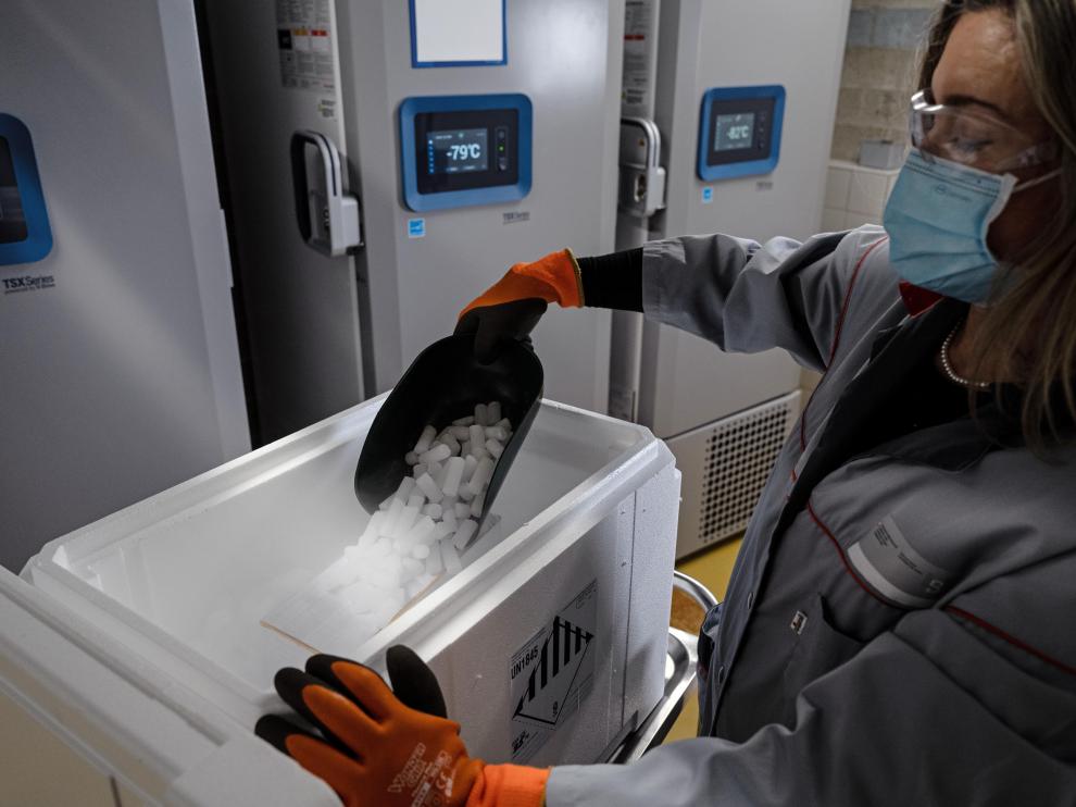 Preparación de vacunas contra la covid-19 con hielo seco para su transporte en Suiza.