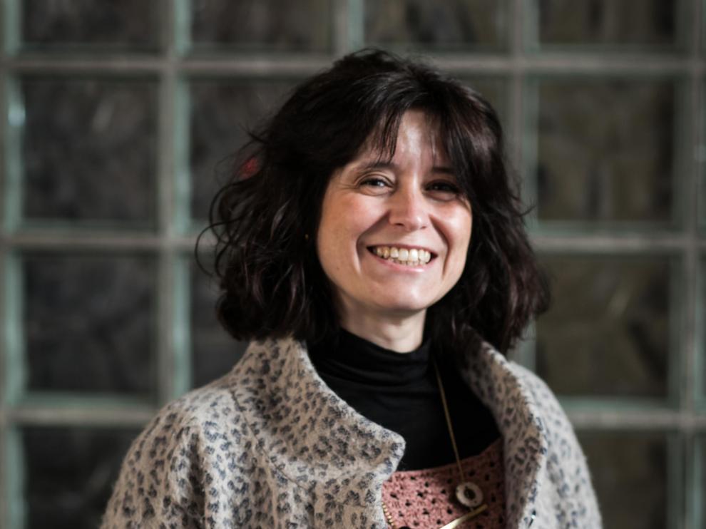Cecilia Foronda Díez, en el exterior de la sede de la sede de Ecodes, en la plaza de San Bruno de Zaragoza.