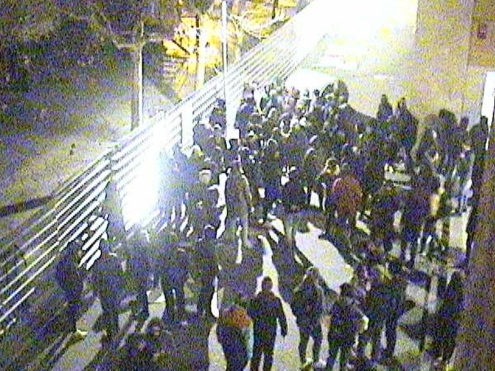 Las cámaras de seguridad de la Universidad de Zaragoza recogieron el momento en que los manifestantes movían un contenedor para usarlo de barricada.