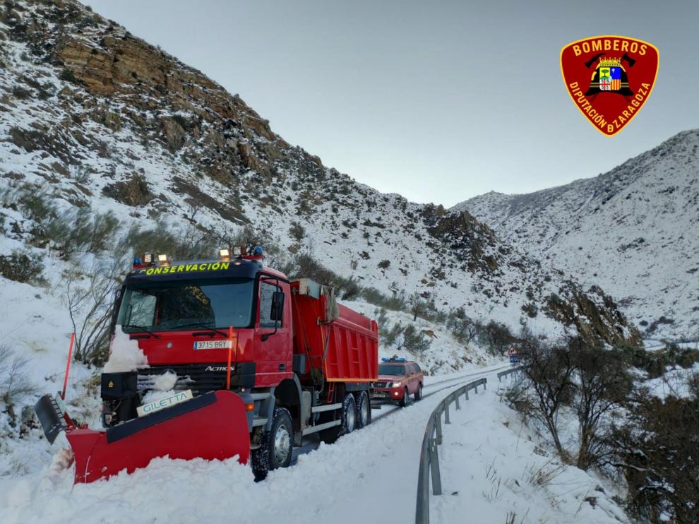 Trabajos de limpieza de carretera de los bomberos de la DPZ