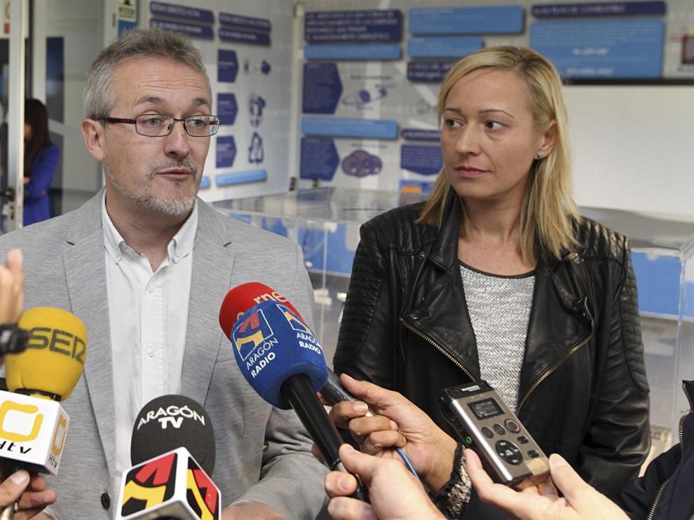 El alcalde de Jaca, junto a la consejera de Economía y presidenta de Aramón, Marta Gastón, en una foto de archivo.
