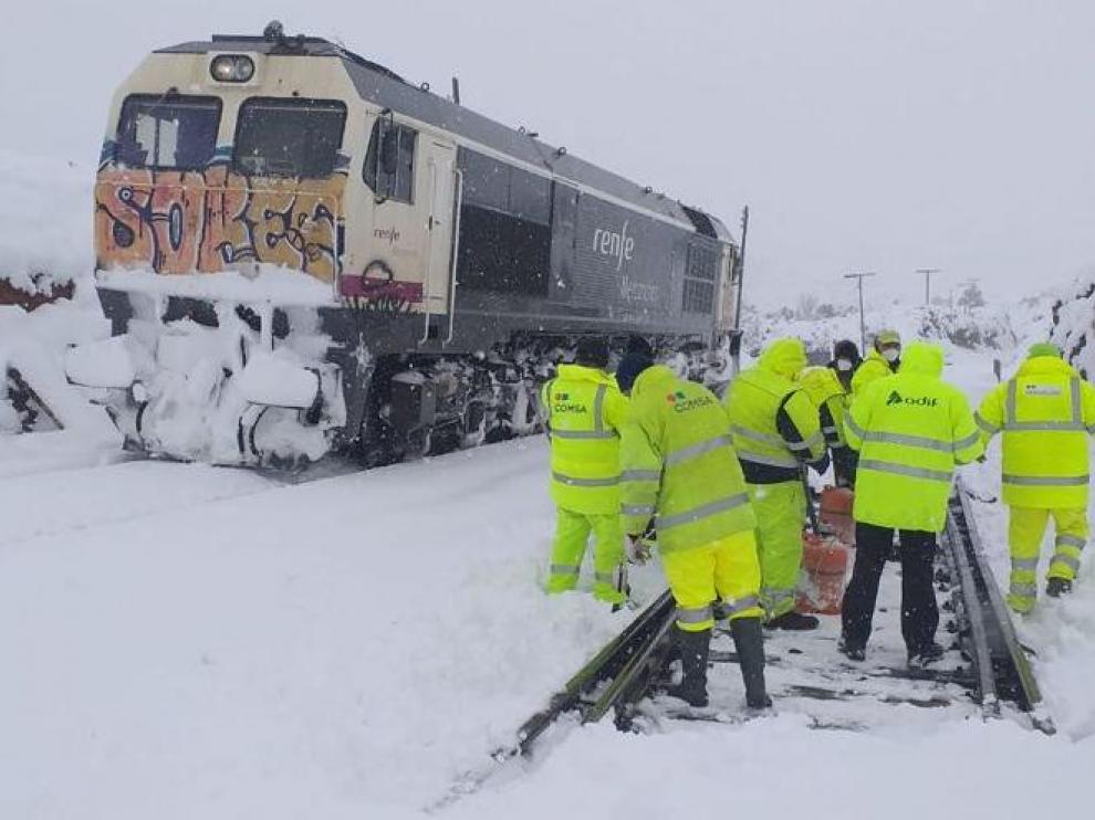 Trabajadores de Adif trabajando el pasado fin de semana en la línea de Teruel, cubierta de nieve por el paso de la borrasca Filomena
