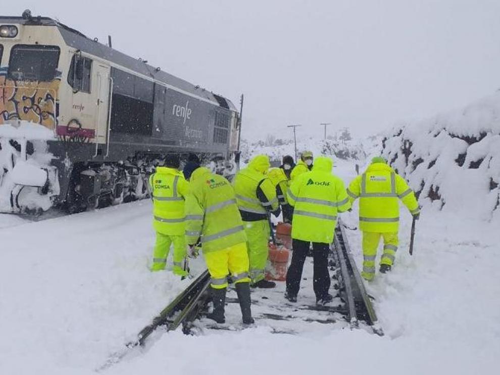 Trabajadores de Adif trabajando el pasado fin de semana en la línea de Teruel, cubierta de nieve por el paso de la borrasca Filomena