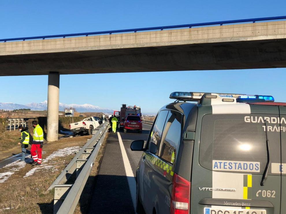 El vehículo se ha salido de la vía y ha chocado contra el pilar de un puente en la autovía A-23, cerca de Almudévar.