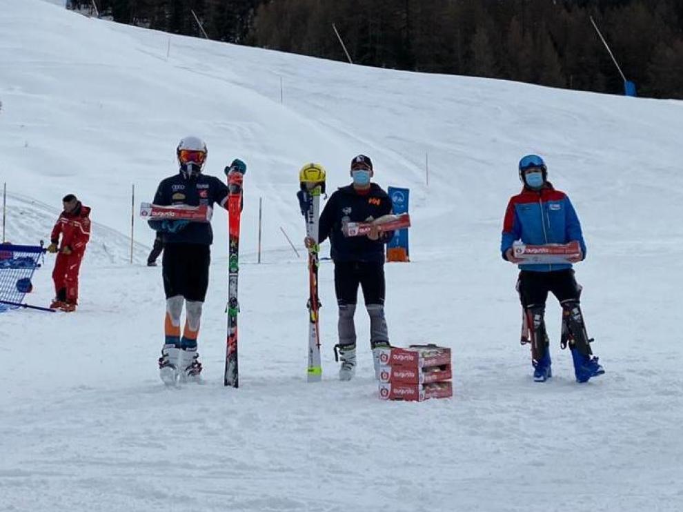 Ander Mintegui, del CETDI Aragón Alpino, se cuelga el oro en el Slalom Junior de esquí en Italia