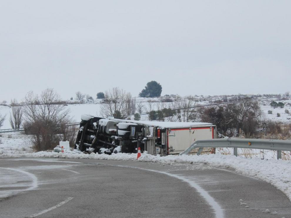 El camión saqueado tras el accidente en Sariñena.