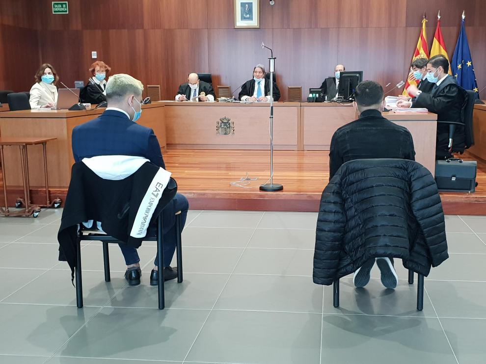 Los acusados Darius P. (izquierda) y Vasile B. (derecha) declararon ayer en la Audiencia Provincial.
