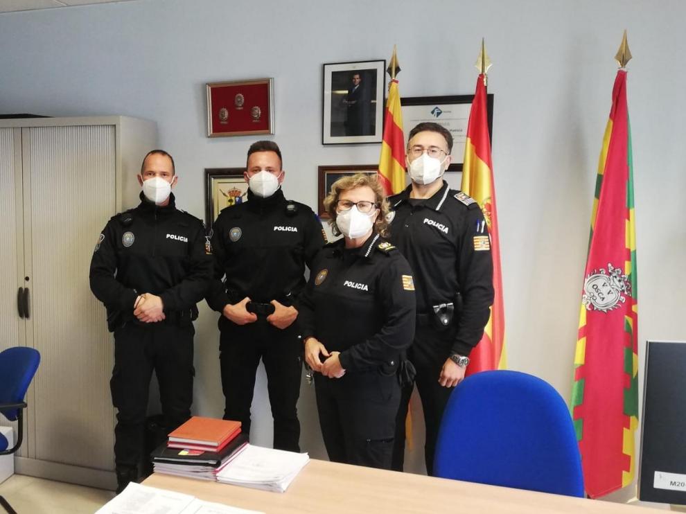 Los dos agentes, a la izquierda, junto a la intendente de la Policía Local de Huesca, Beatriz Rivas, y al inspector Nicolás Hernández.